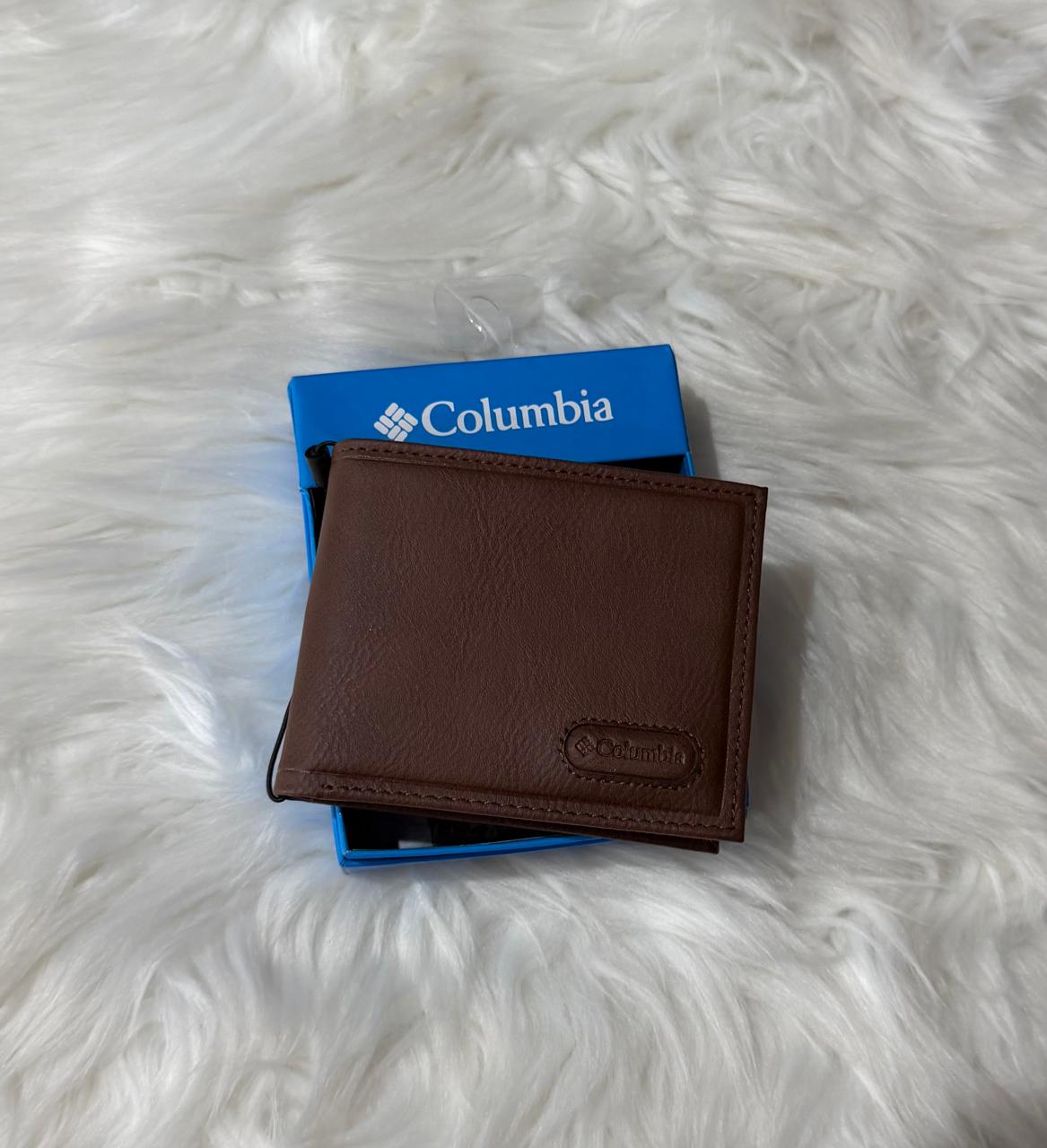 Cartera Columbia café con logo grabado