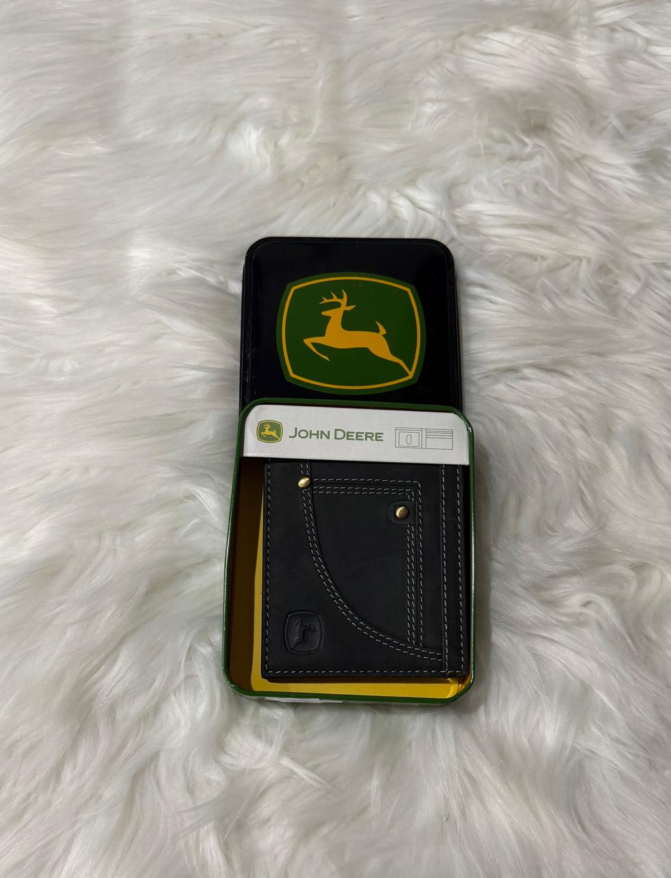 Cartera John Deere negra con costuras contrastantes