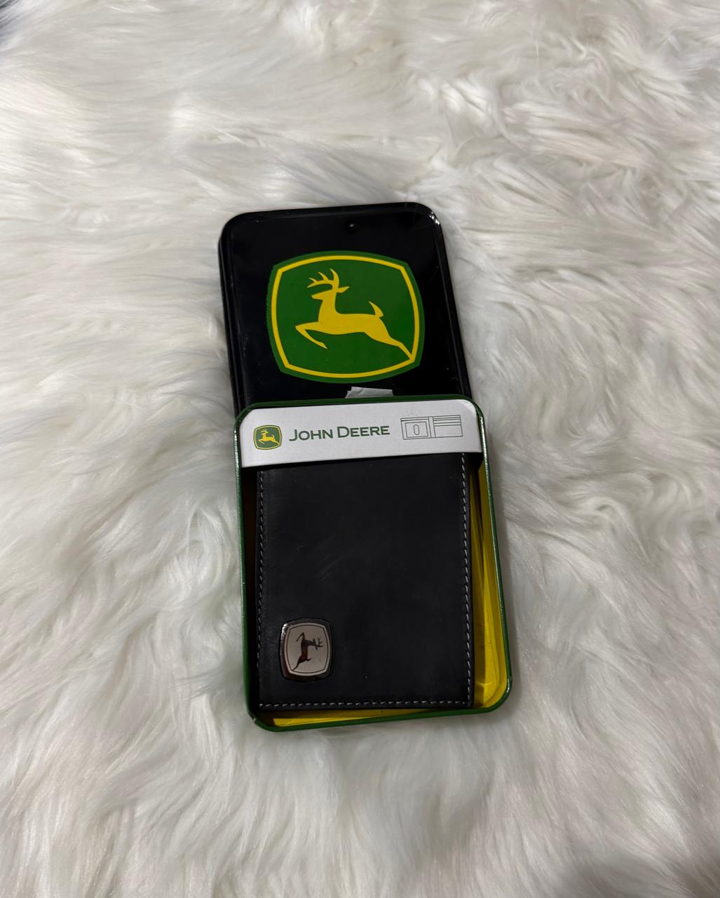 Cartera John Deere negra con detalle amarillo