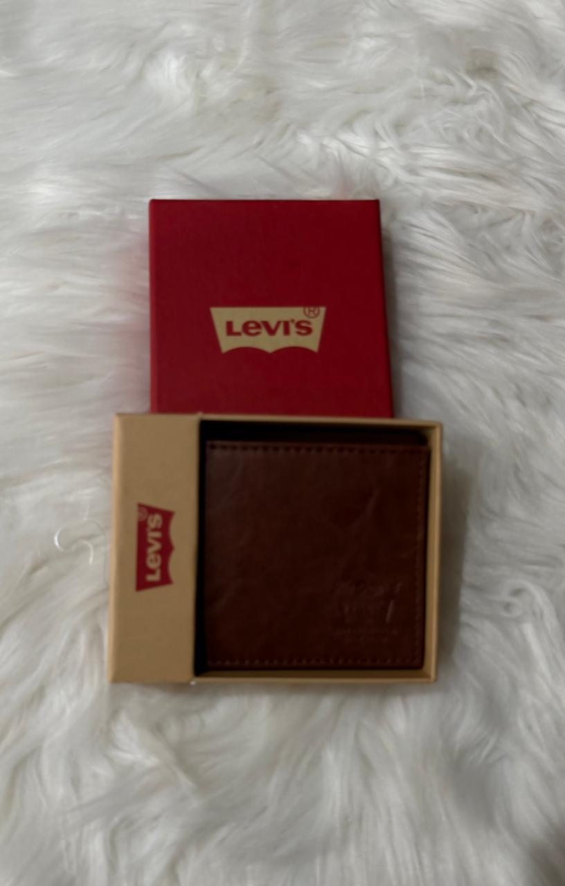 Cartera Levi's café clásica vista de frente