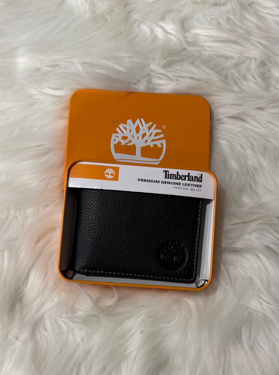 Cartera Timberland negra texturizada vista de frente