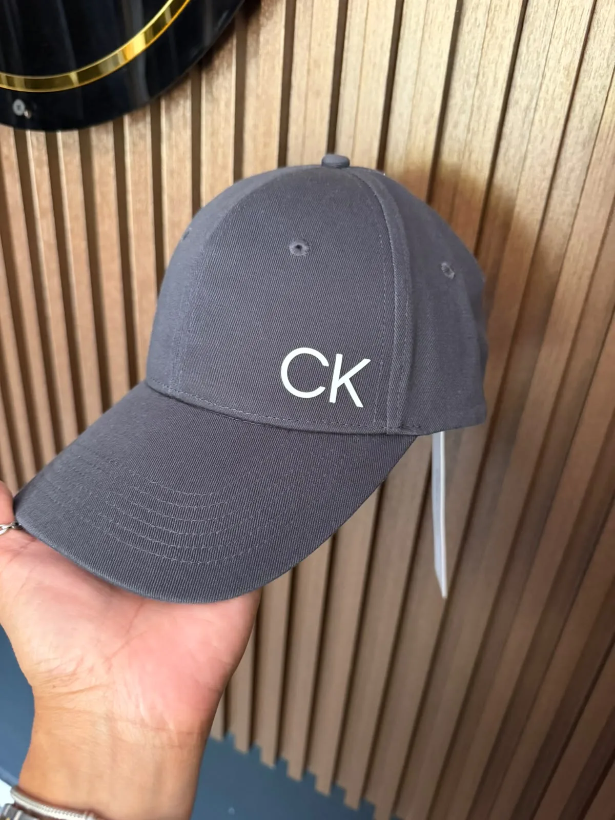 Gorra gris oscuro Calvin Klein vista de frente