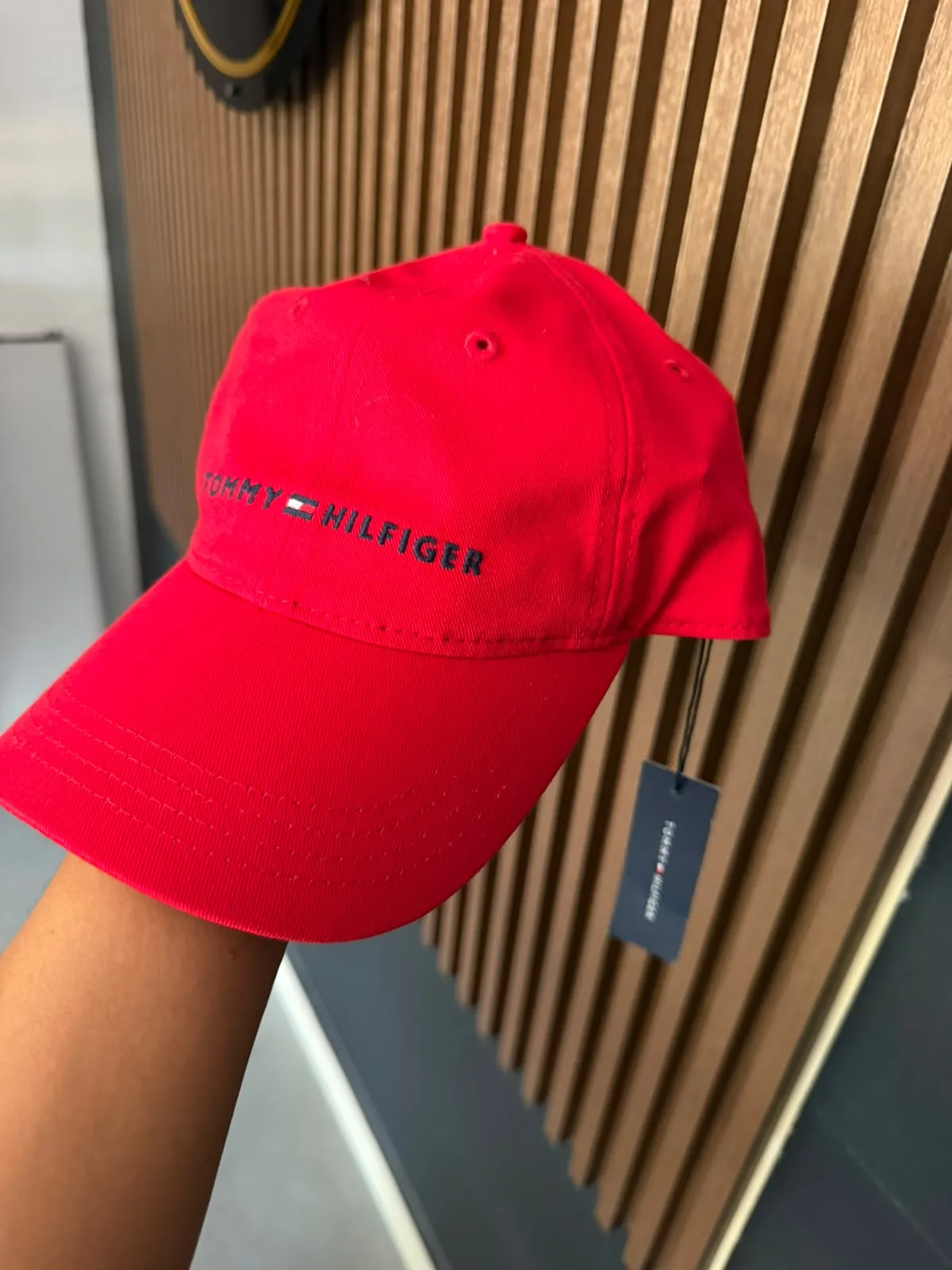 Gorra roja Tommy Hilfiger vista de frente