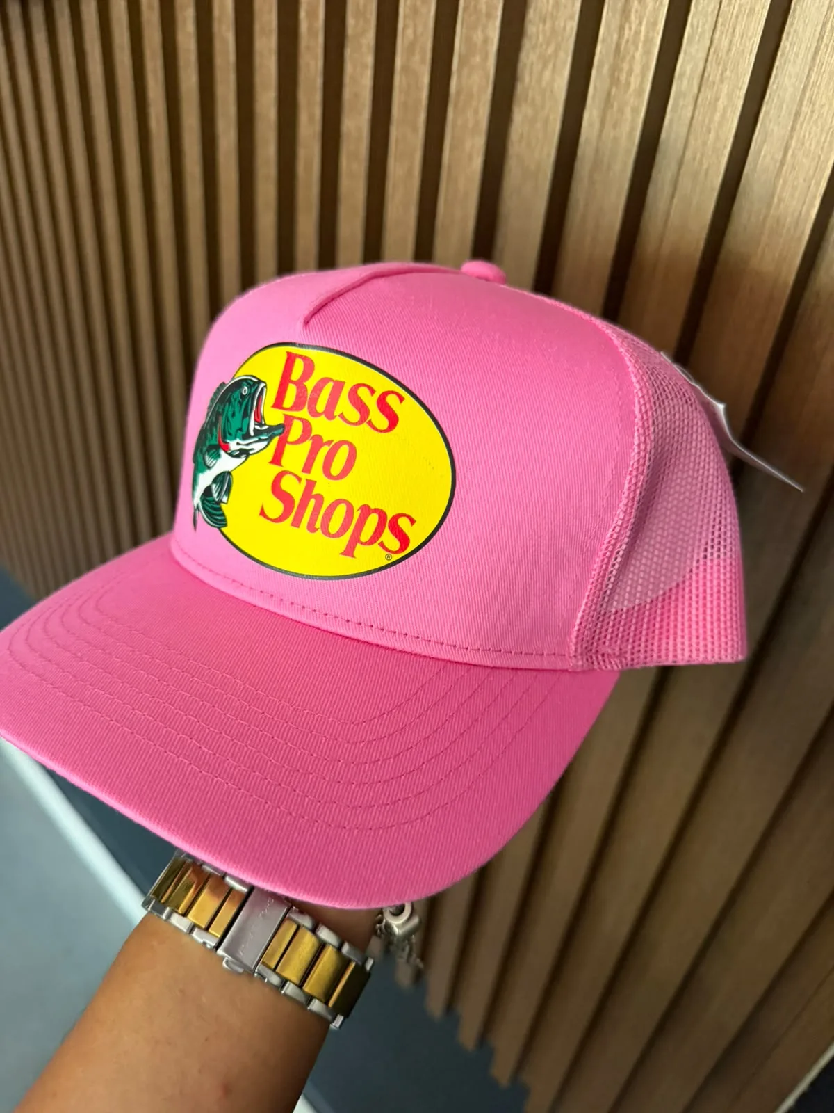 Gorra rosada Bass Pro Shops vista de frente