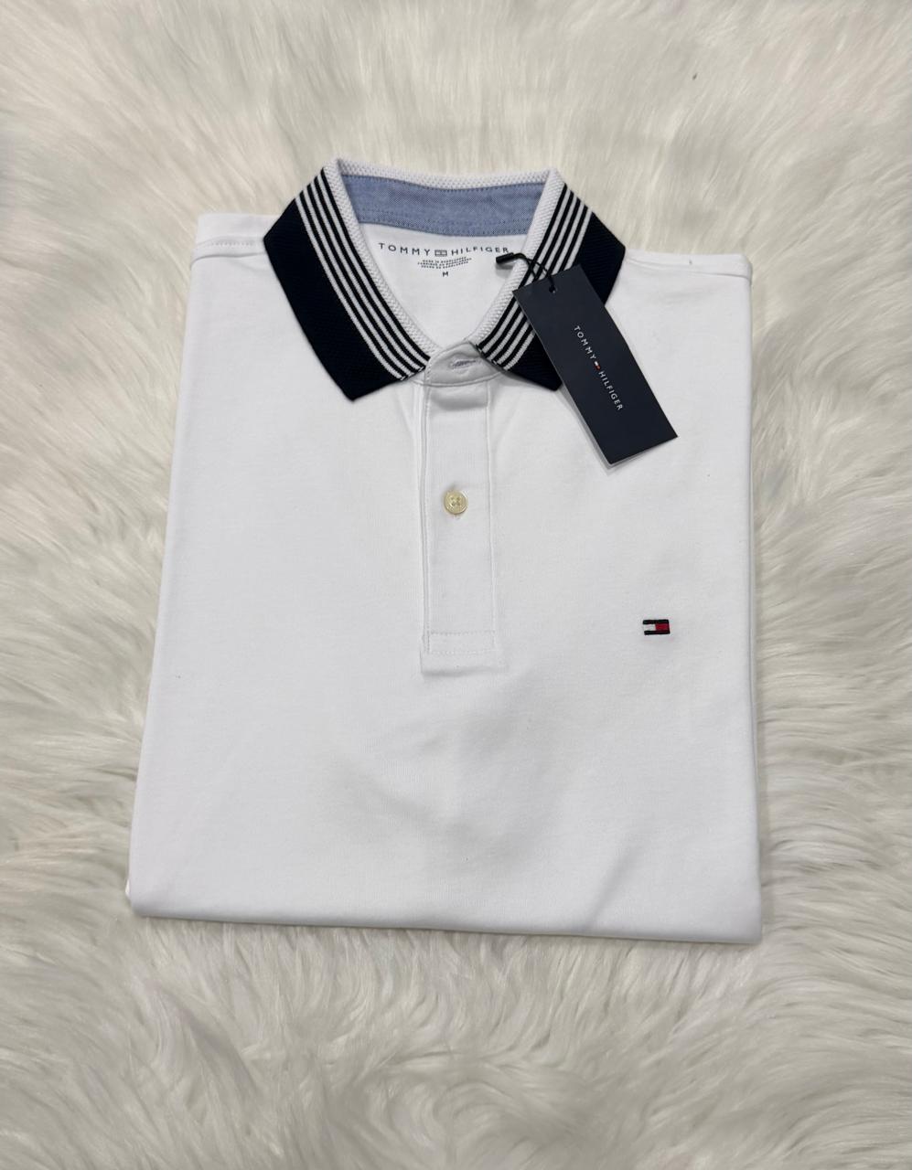 Polo Tommy Hilfiger blanco con cuello azul marino