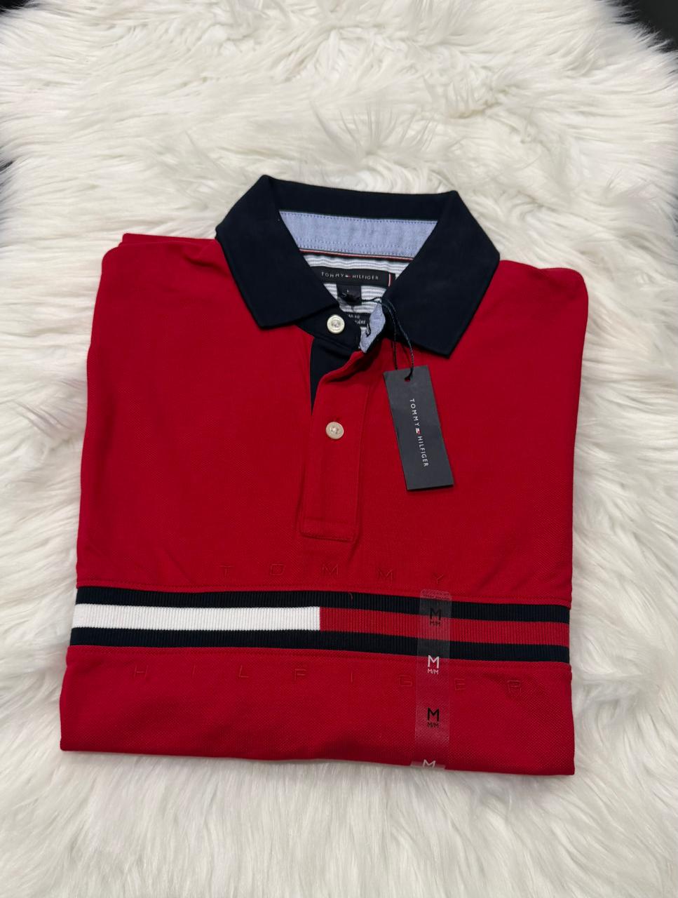 Polo Tommy Hilfiger rojo con cuello azul marino