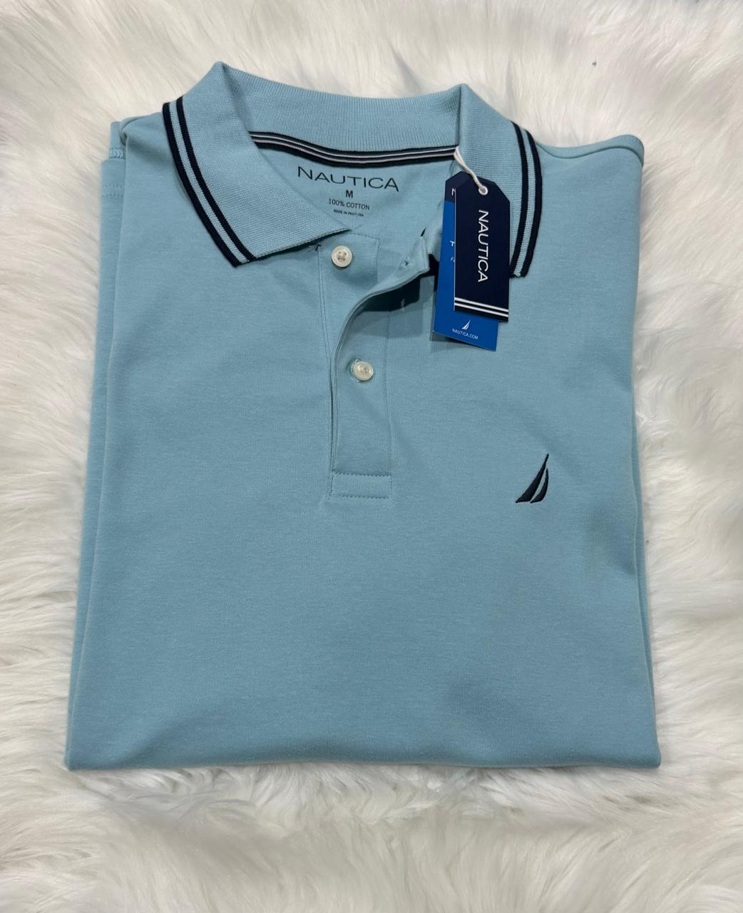 Polo para caballero en azul claro con cuello de lineas